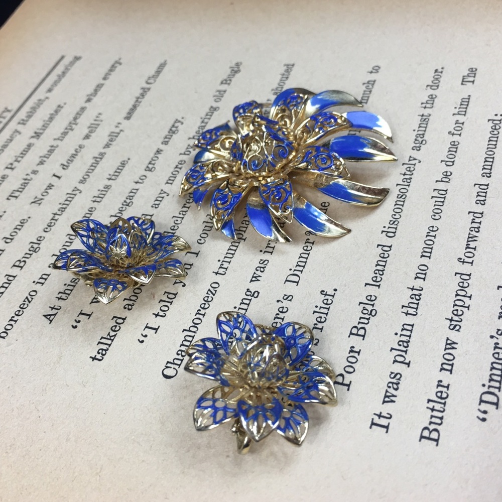 Vintage Gold Tone Filigree & Blue Enamel Set - Picture 5 of 8